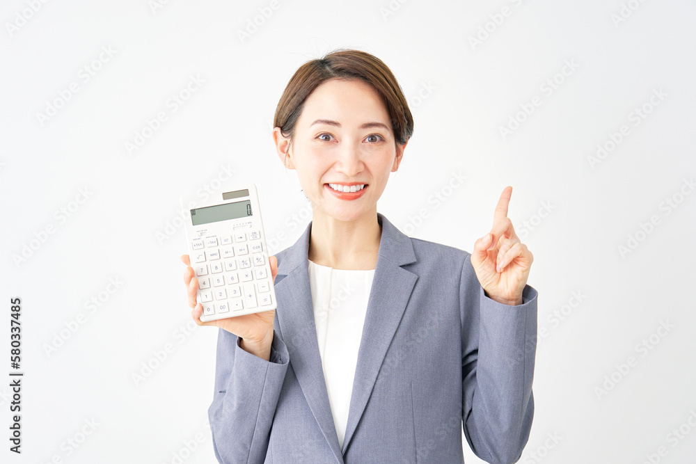 電卓を持って右を指差すビジネスウーマン　白背景
