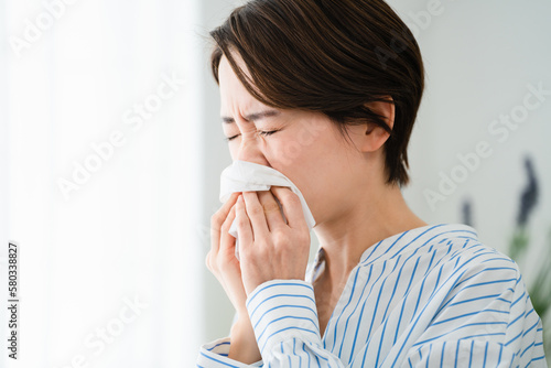 鼻炎で苦しむ若い女性 花粉症イメージ