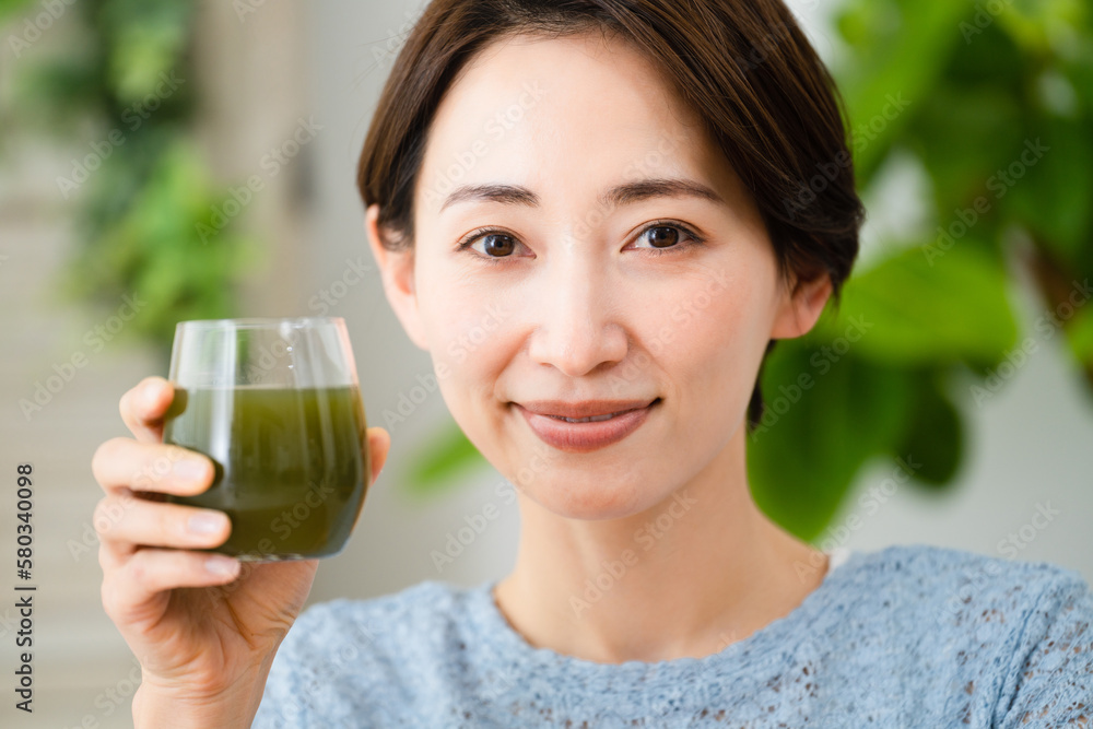 青汁を飲む若い女性 飲食イメージ 青汁を飲む若い女性 飲食イメージ