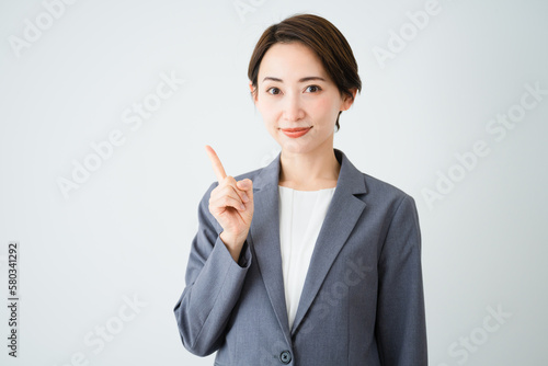 Fotobehang 指をさす若い女性　ビジネスイメージ