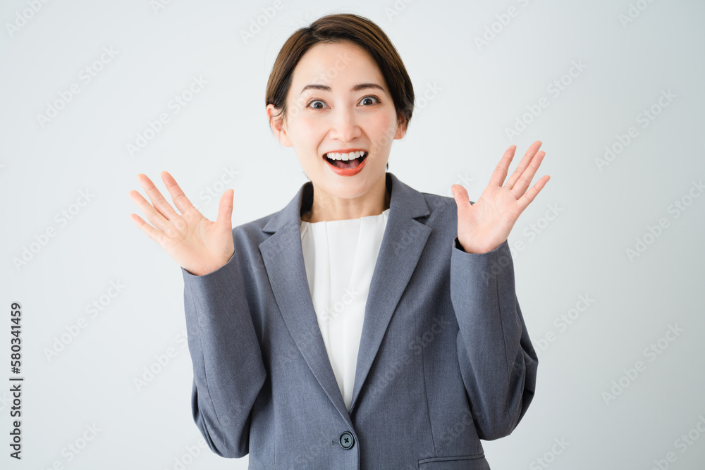驚いて手を上げる若い女性 ビジネスイメージ 驚いて手を上げる若い女性 ビジネスイメージ