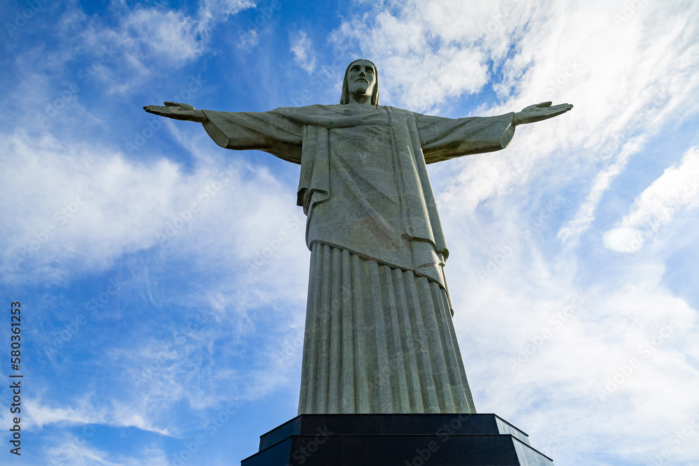 cristo redentor da base preta ao topo com toda sua grandiosidade, visto ...