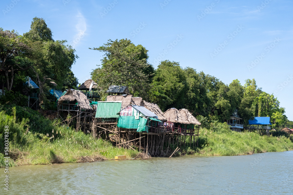 Habitations sur pilotis sur la berge du Mékong