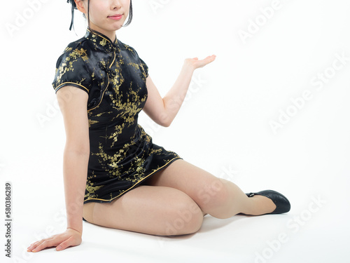 チャイナドレスの女性（白バック）（パーツ撮り）