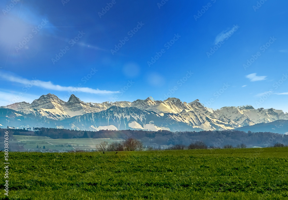 Fototapeta premium 夏のアルプス山脈