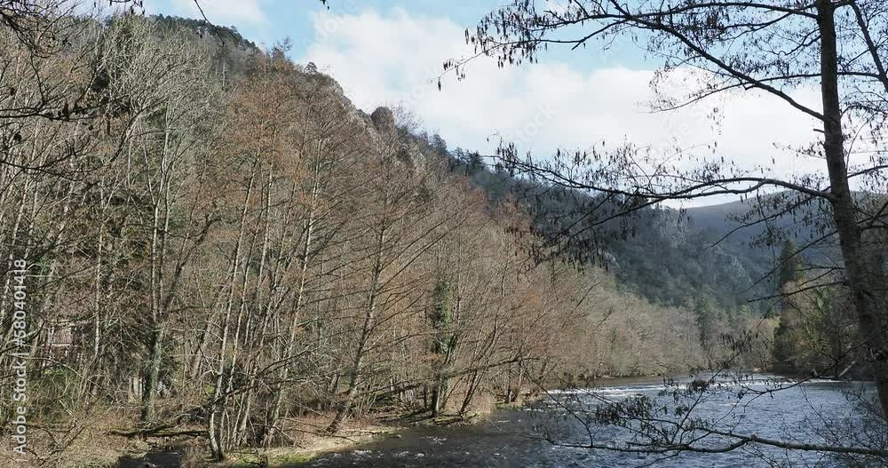 La Sioule s'écoulant entre les collines et le parc arboré des Grands Bains de Châteauneuf-Bains dans le Puy-de-Dôme
La Sioule s'écoulant entre les collines et le parc arboré des Grands Bains de Châteauneuf-Bains dans le Puy-de-Dôme