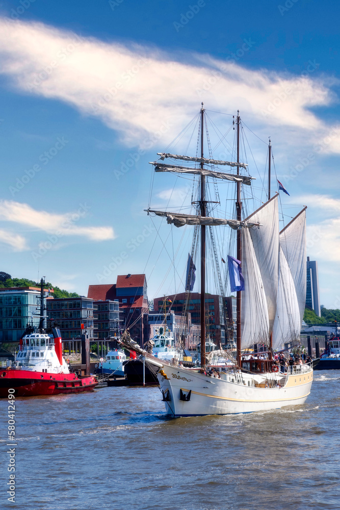 Obraz premium Hamburg, Germany. Sailing ship on the Elbe near Dockland.