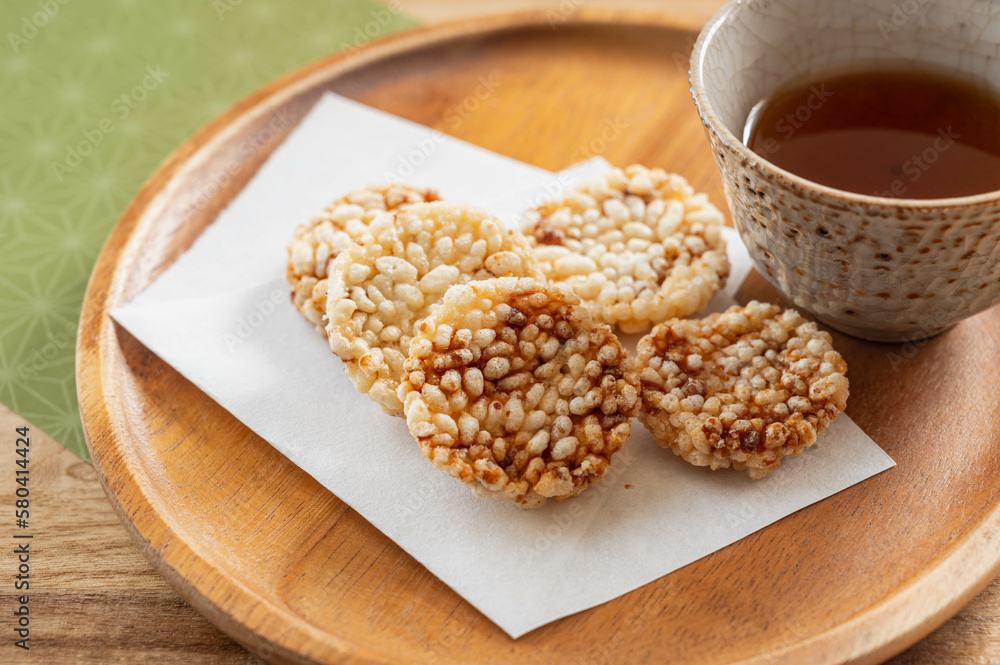 揚げせんべいとお茶 揚げせんべいとお茶