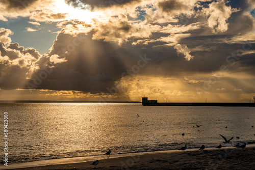 Fototapeta Naklejka Na Ścianę i Meble -  zachód słońca nad wejściem do portu 