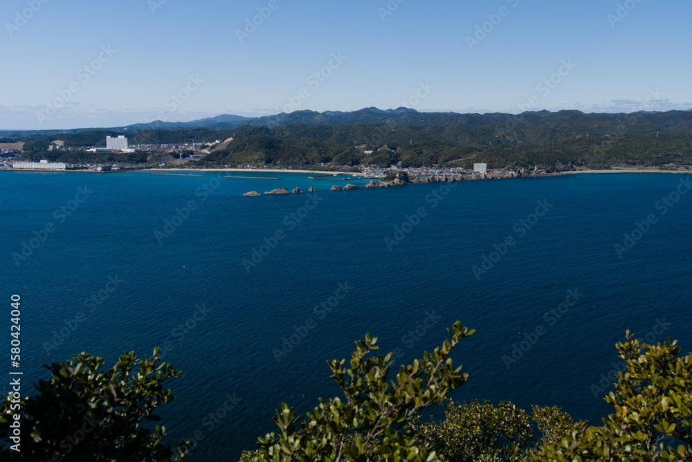 Naklejka premium 橋杭岩（はしぐいいわ）、紀伊大島・金山より