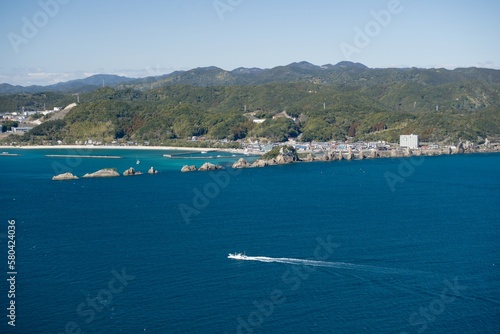 橋杭岩（はしぐいいわ）、紀伊大島・金山より © LesserCuckoo