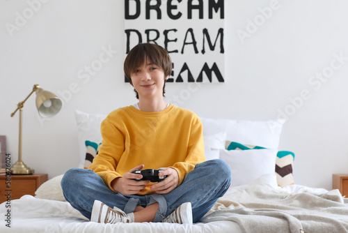 Teenage boy playing video g...