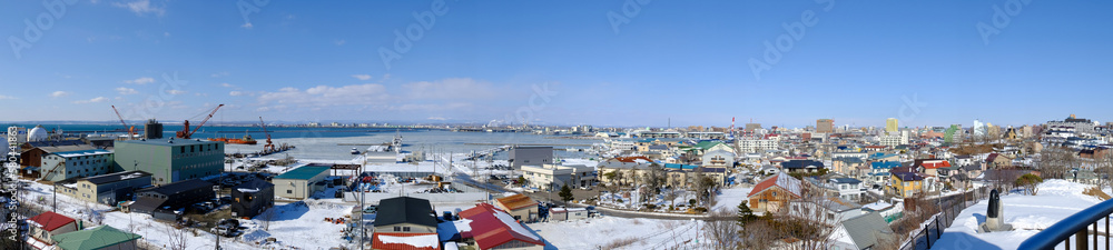 真冬の凍った港のパノラマ 北海道釧路市 冬の日本