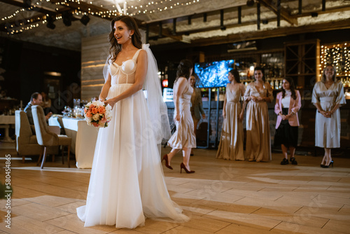 Obraz na płótnie bride in a white dress throws a wedding bouquet w salonie