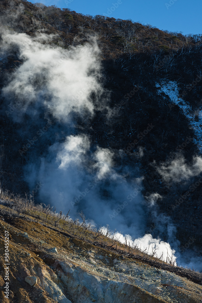 日本　神奈川県足柄下郡箱根町の大涌谷にある冠ヶ岳の岩肌から噴き出る白い噴気