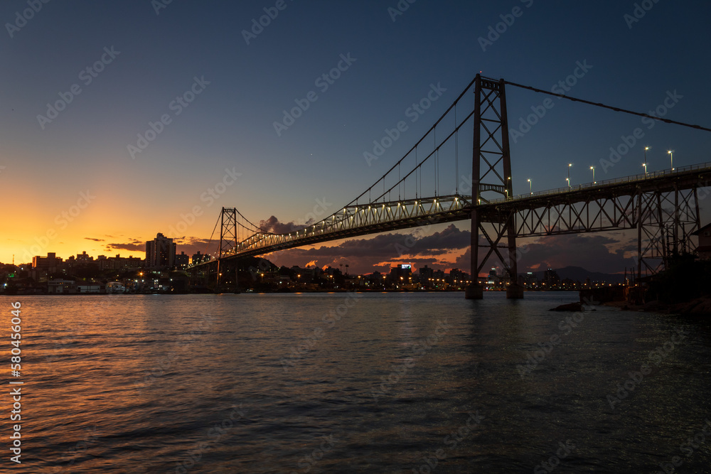 paisagem do crepúsculo e a   ponte Hercílio luz de Florianopolis Santa Catarina Brasil Florianópolis