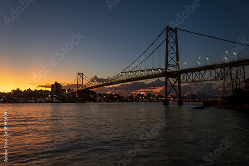 paisagem do crepúsculo e a ponte Hercílio luz de Florianopolis Santa Catarina Brasil Florianópolis