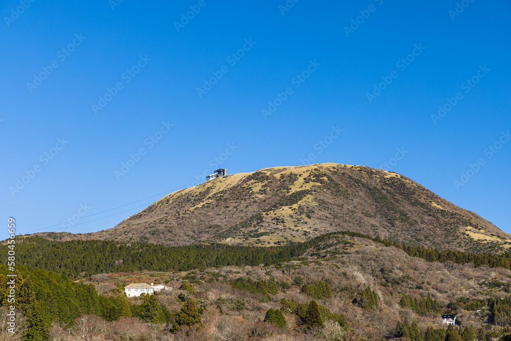 日本　神奈川県足柄下郡箱根町の元箱根港からの見える駒ヶ岳とロープウェイの頂上駅