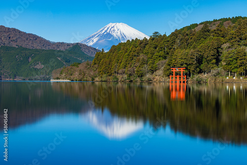 日本　神奈川県足柄下郡箱根町の元箱根港からの芦ノ湖と箱根神社の平和の鳥居と後ろに見える富士山