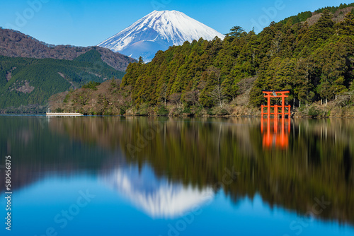 日本　神奈川県足柄下郡箱根町の元箱根港からの芦ノ湖と箱根神社の平和の鳥居と後ろに見える富士山