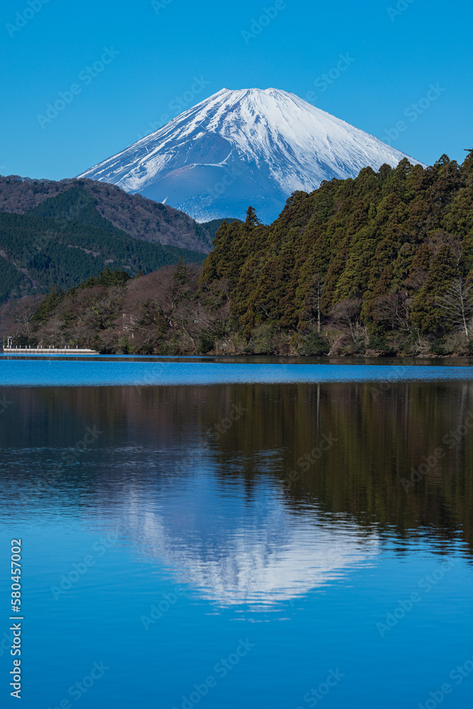 日本　神奈川県足柄下郡箱根町の芦ノ湖の水面に反射して映っている富士山