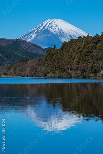 日本 神奈川県足柄下郡箱根町の芦ノ湖の水面に反射して映っている富士山