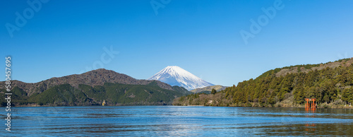 日本 神奈川県足柄下郡箱根町の元箱根港からの芦ノ湖と箱根神社の平和の鳥居と後ろに見える富士山