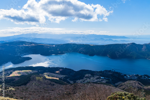 日本 神奈川県足柄下郡箱根町の駒ヶ岳の山頂広場から眺める芦ノ湖と駿河湾