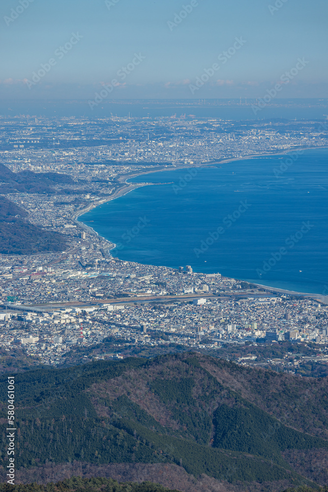 日本　神奈川県足柄下郡箱根町の駒ヶ岳の相模湾展望広場から眺める相模湾と小田原の街並み