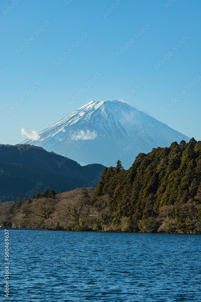 日本　神奈川県足柄下郡箱根町の芦ノ湖の元箱根港から見える富士山