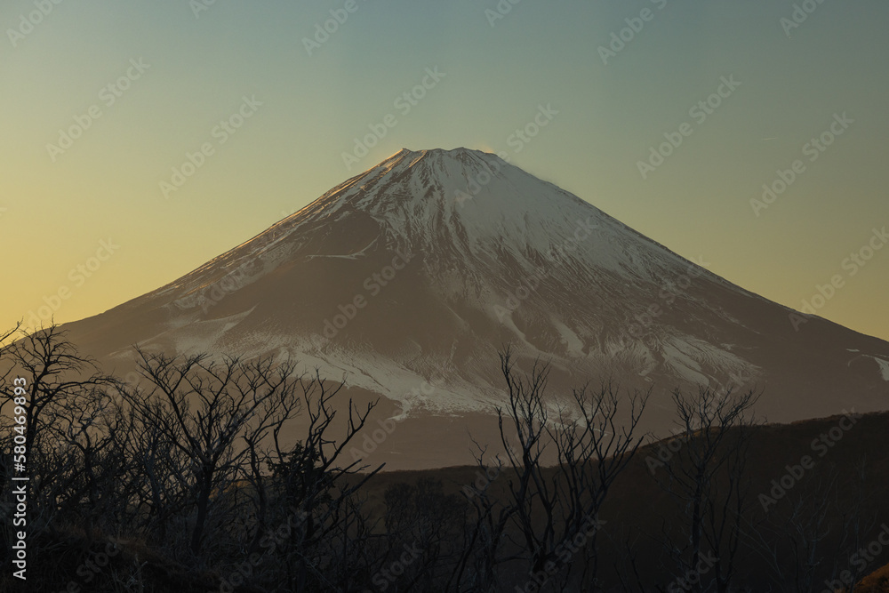 Fototapeta premium 日本 神奈川県足柄下郡箱根町にある箱根ロープウェイから見える夕焼け空とオレンジ色に染まった富士山