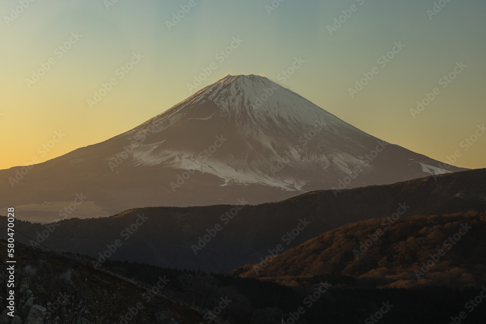日本　神奈川県足柄下郡箱根町にある箱根ロープウェイから見える夕焼け空とオレンジ色に染まった富士山