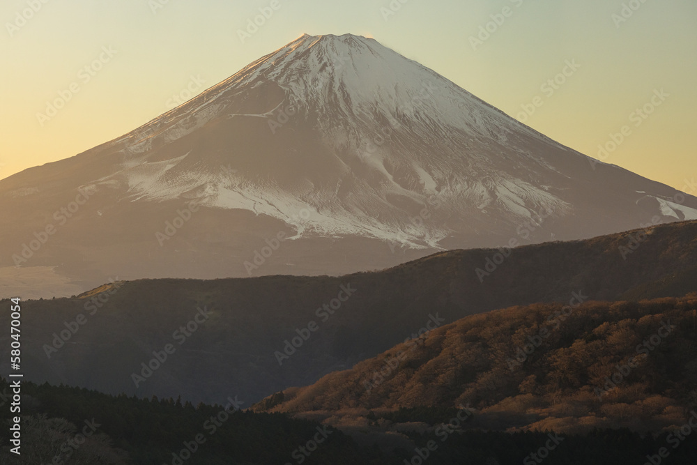 日本　神奈川県足柄下郡箱根町にある箱根ロープウェイから見える夕焼け空とオレンジ色に染まった富士山