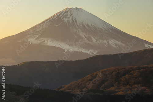 日本 神奈川県足柄下郡箱根町にある箱根ロープウェイから見える夕焼け空とオレンジ色に染まった富士山