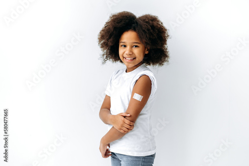 Obraz na plátne African American preschool curly haired girl, with a band-aid on her shoulder, r