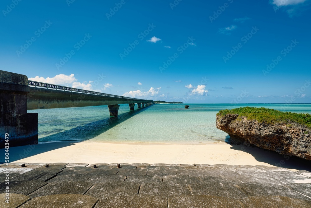 Obraz premium 宮古島のビーチから望む海景と橋