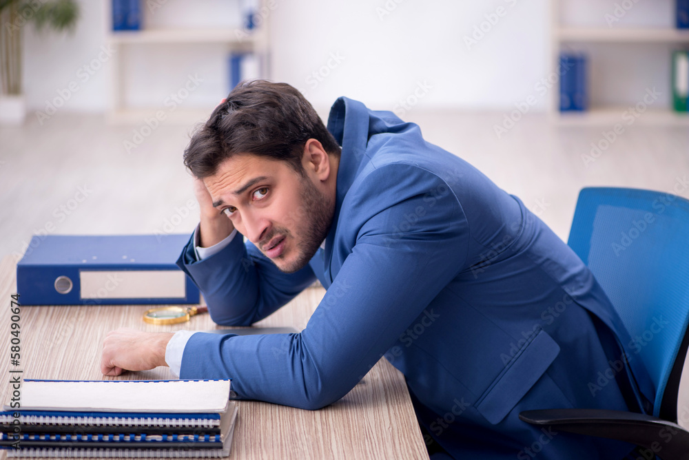 Obraz premium Young male employee working in the office