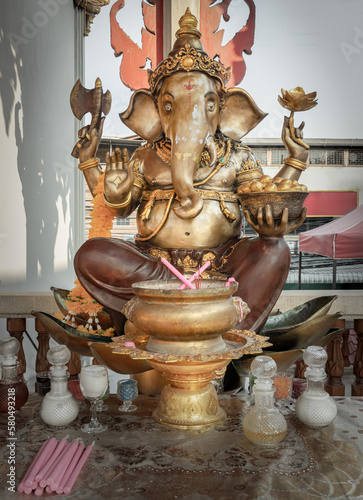Foto Brass Figurine of Lord Ganesha Idol or Bronze Carved Statuette of the Hindu God Ganesha