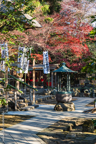 日本 神奈川県鎌倉市にある杉本寺の観音堂と香炉と紅葉