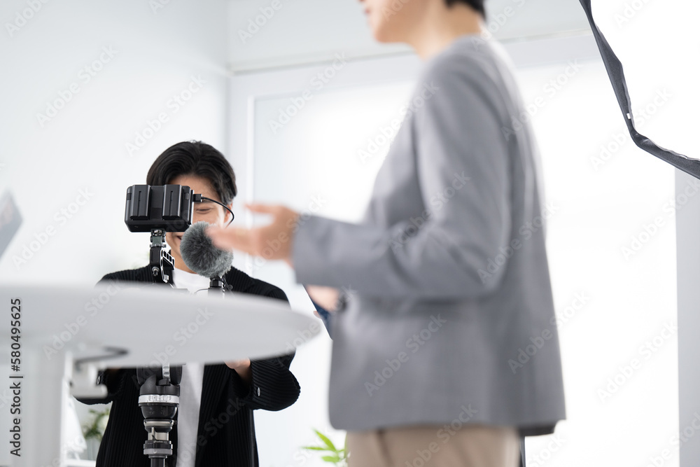 インタビューされる女性経営者のイメージ 顔無し インタビューされる女性経営者のイメージ 顔無し