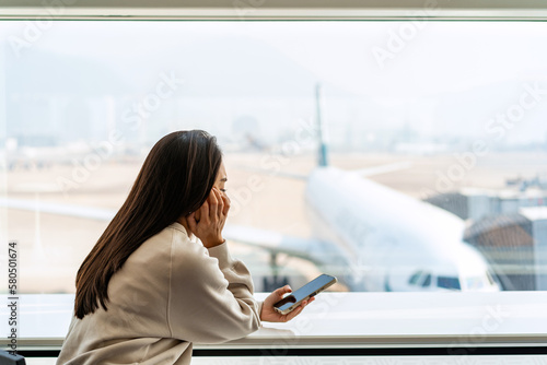 фотографія Upset and frustrated passenger waiting for flight delays for a long time