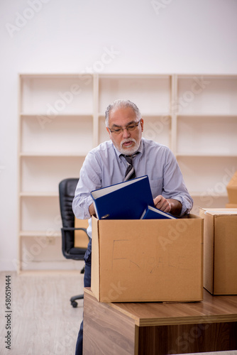 Old male employee in office relocation concept © Elnur