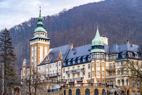 Foto Hámori lake in Miskolc Lillafüred with the palace castle and reflection near cit