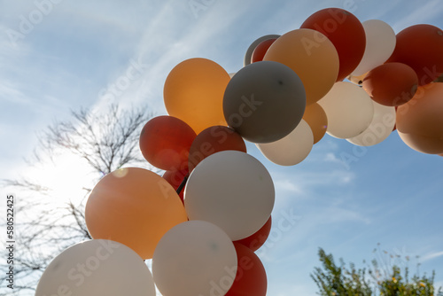 gros plan sur des ballons attachés ensemble qui font une arche lors dune journée ensoleillée