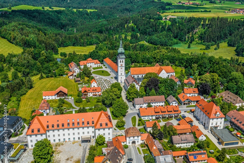 Ausblick auf Kloster Rottenbuch im oberbayerischen Pfaffenwinkel