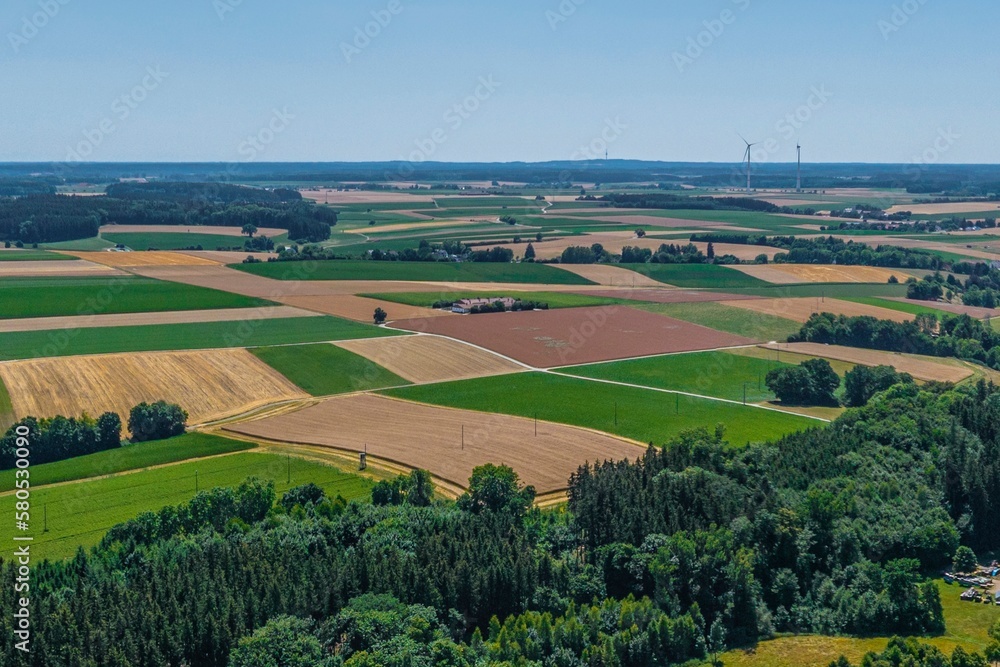 Landwirtschaftliche Nutzflächen auf der schwäbisch-bayerischen Hochebene bei Allmannshofen