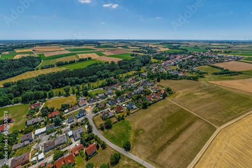 Die Gemeinde Ehingen im Naturpark Westliche Wälder im Landkreis Augsburg von oben