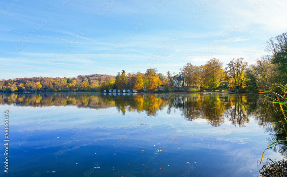 Obraz premium Wesslinger See in Wessling in the district of Starnberg in Bavaria. Autumn landscape by the lake. Idyllic nature. 