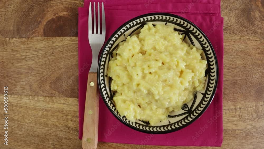 risotto au safran dans un plat en gros plan