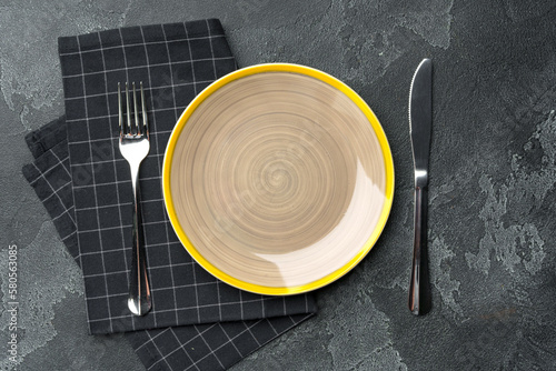Papier peint Top view of ceramic plate with table napkin on gray background